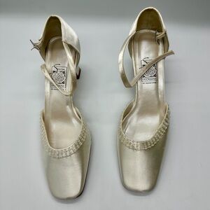 Special Occasion Off-White Satin Ankle Strap Heels w: Square Toe. Size 7.5 🤍